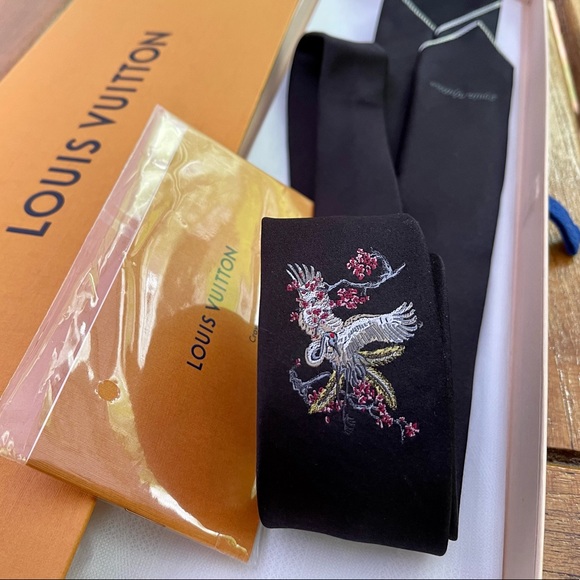 🎁HOLIDAY 25’🎁🆕💯RARE LOUIS VUITTON JOURNEY x CAMBODIA IBIS BIRD MOTIF 7-FOLD TIE🔥 - Picture 1 of 16